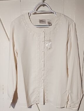 Worthington Cream Button-Front Blouse with Delicate Embroidery NWOT Size 10.